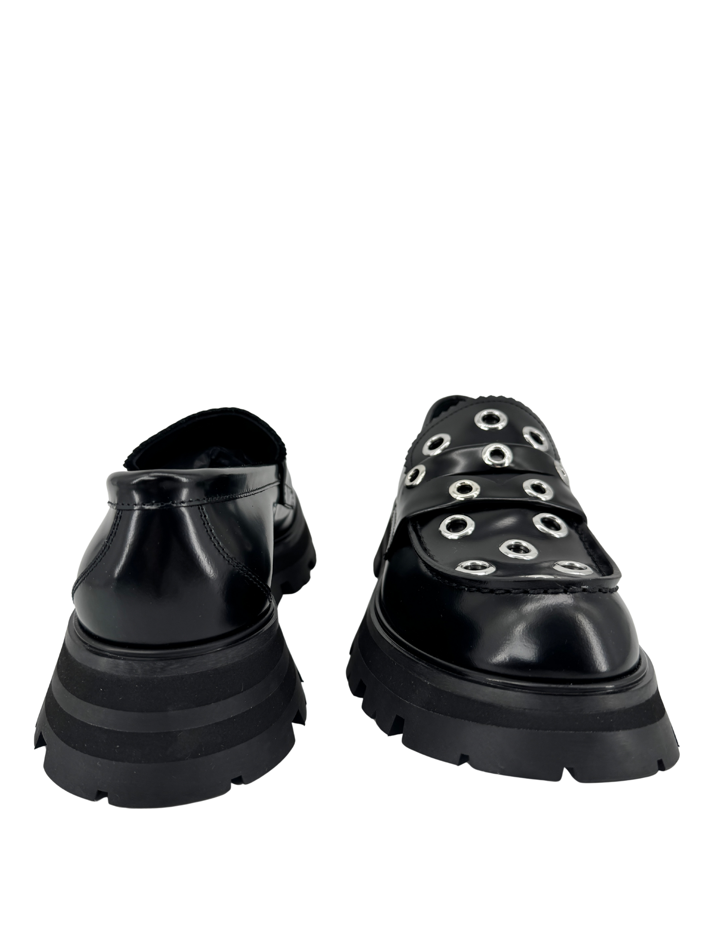 Mocassins Alexander McQueen en cuir noir & œillets argentés — semelle crantée “chunky” (réf. 733044 WIC65, taille 38)