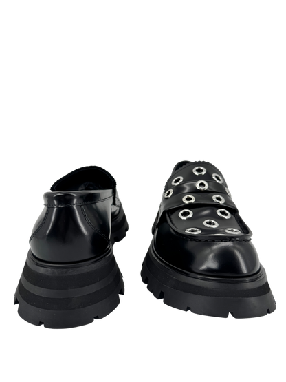 Mocassins Alexander McQueen en cuir noir & œillets argentés — semelle crantée “chunky” (réf. 733044 WIC65, taille 38)