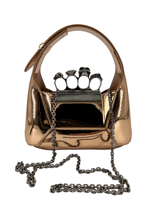 Alexander McQueen – The Jewelled Hobo en cuir miroir doré, poignée bijou “Skull Four Ring” & chaîne