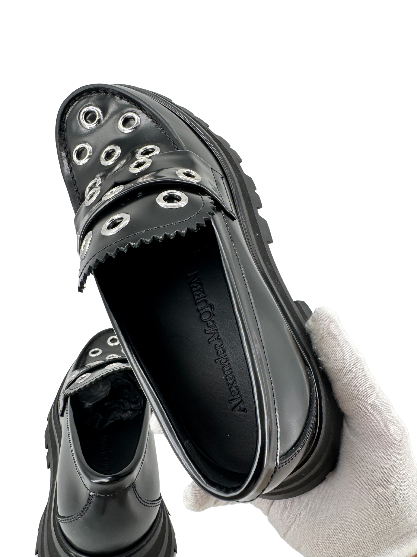 Mocassins Alexander McQueen en cuir noir & œillets argentés — semelle crantée “chunky” (réf. 733044 WIC65, taille 38)