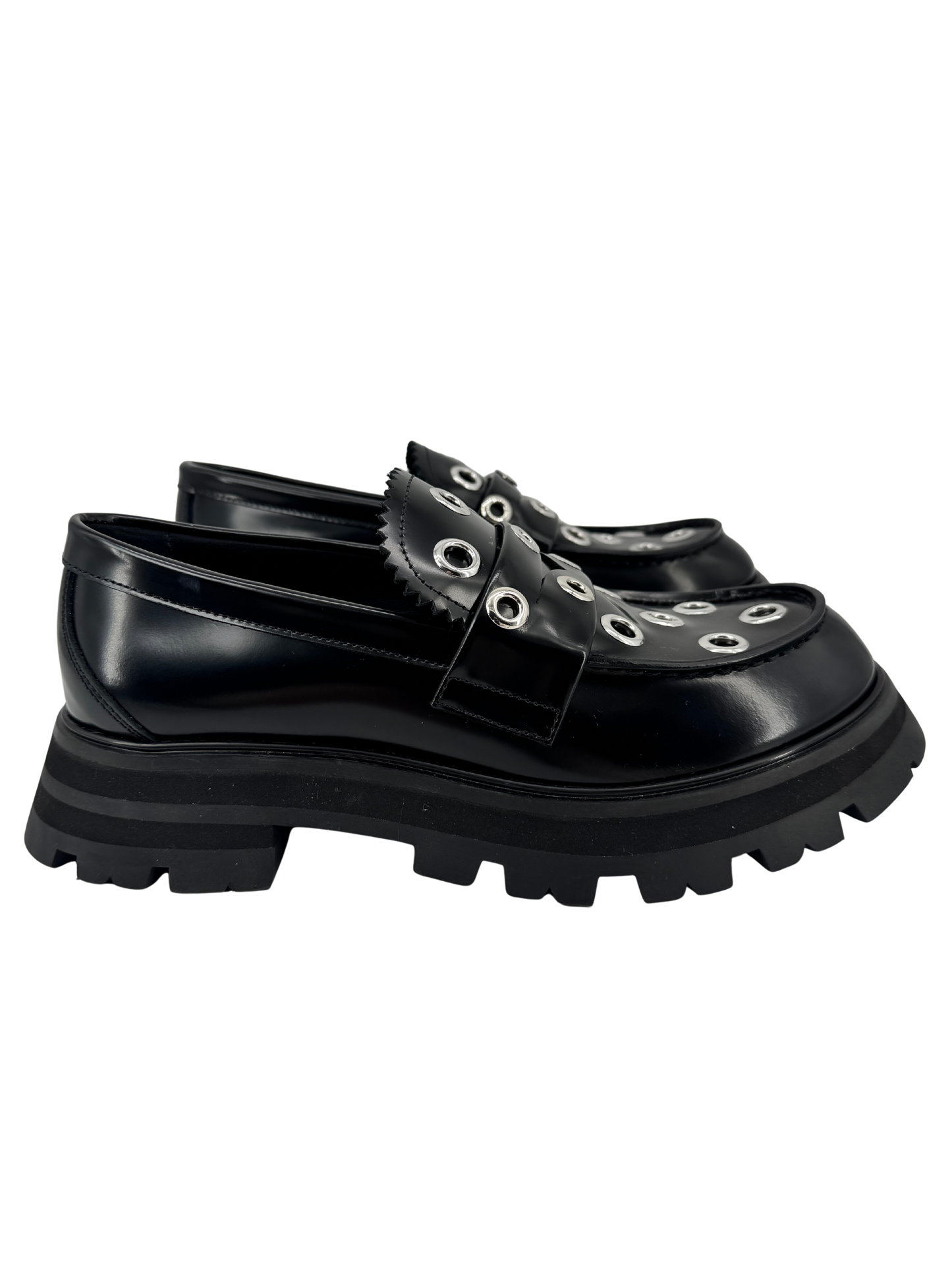 Mocassins Alexander McQueen en cuir noir & œillets argentés — semelle crantée “chunky” (réf. 733044 WIC65, taille 38)