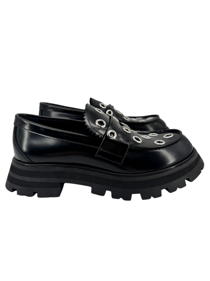 Mocassins Alexander McQueen en cuir noir & œillets argentés — semelle crantée “chunky” (réf. 733044 WIC65, taille 38)