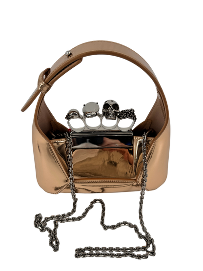 Alexander McQueen – The Jewelled Hobo en cuir miroir doré, poignée bijou “Skull Four Ring” & chaîne