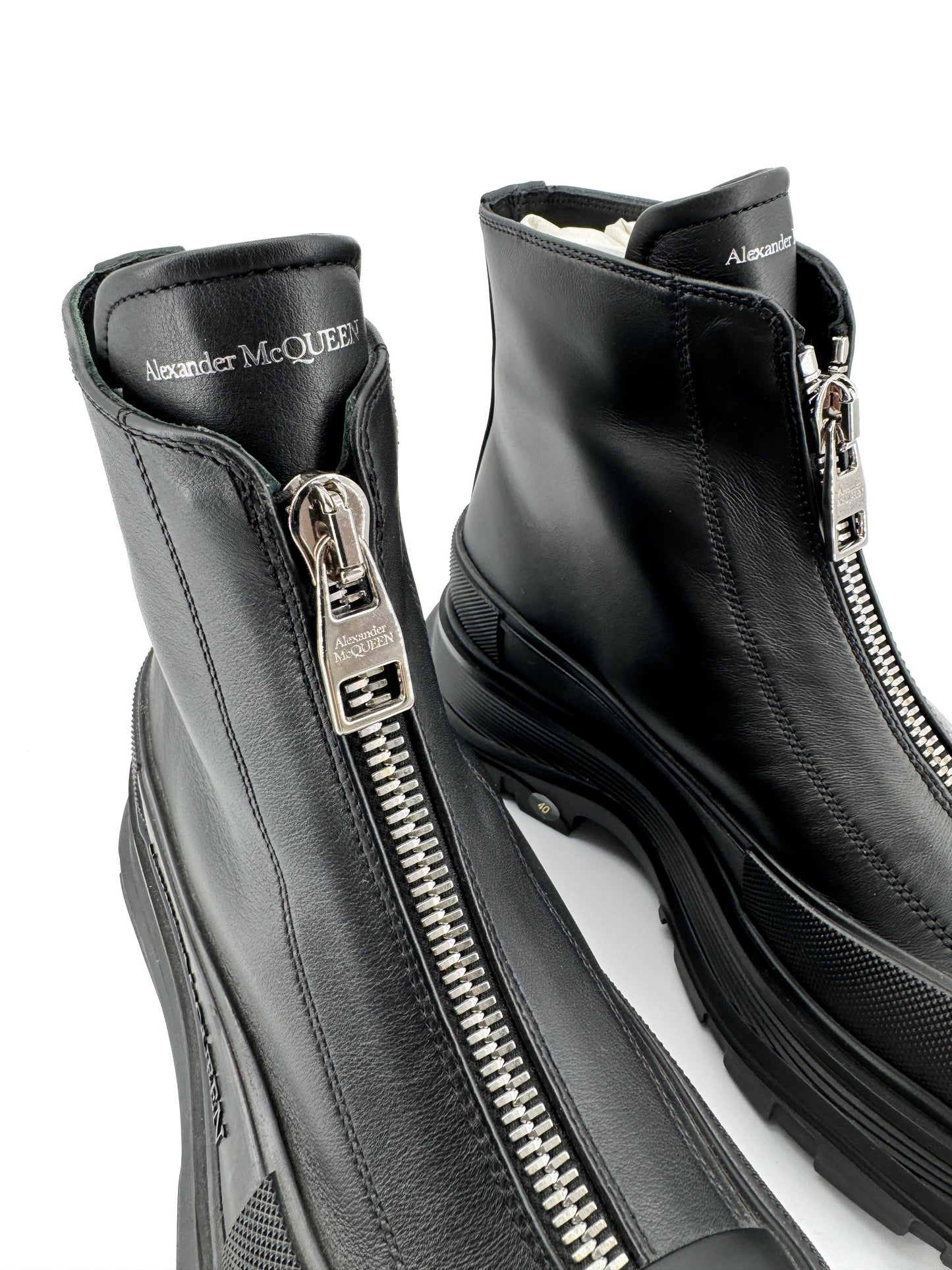 Alexander McQueen Tread Slick Zip Boot – Bottines de luxe en cuir noir, silhouette audacieuse et contemporaine