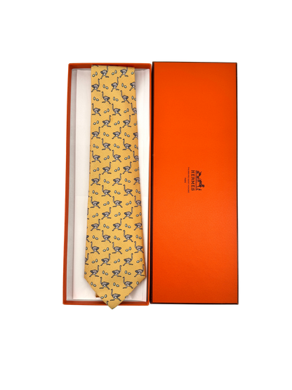 Cravate Hermès en soie Made in France – motif autruches & œufs sur fond jaune