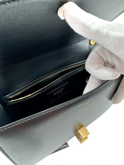 Sac Bandoulière Saint Laurent « Le Carré Satchel » en Cuir Noir — Élégance Architecturale et Intemporalité Parisienne