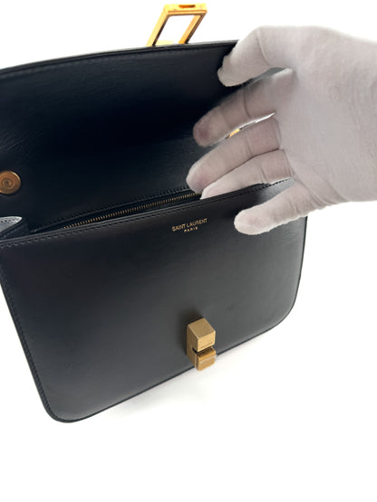 Sac Bandoulière Saint Laurent « Le Carré Satchel » en Cuir Noir — Élégance Architecturale et Intemporalité Parisienne