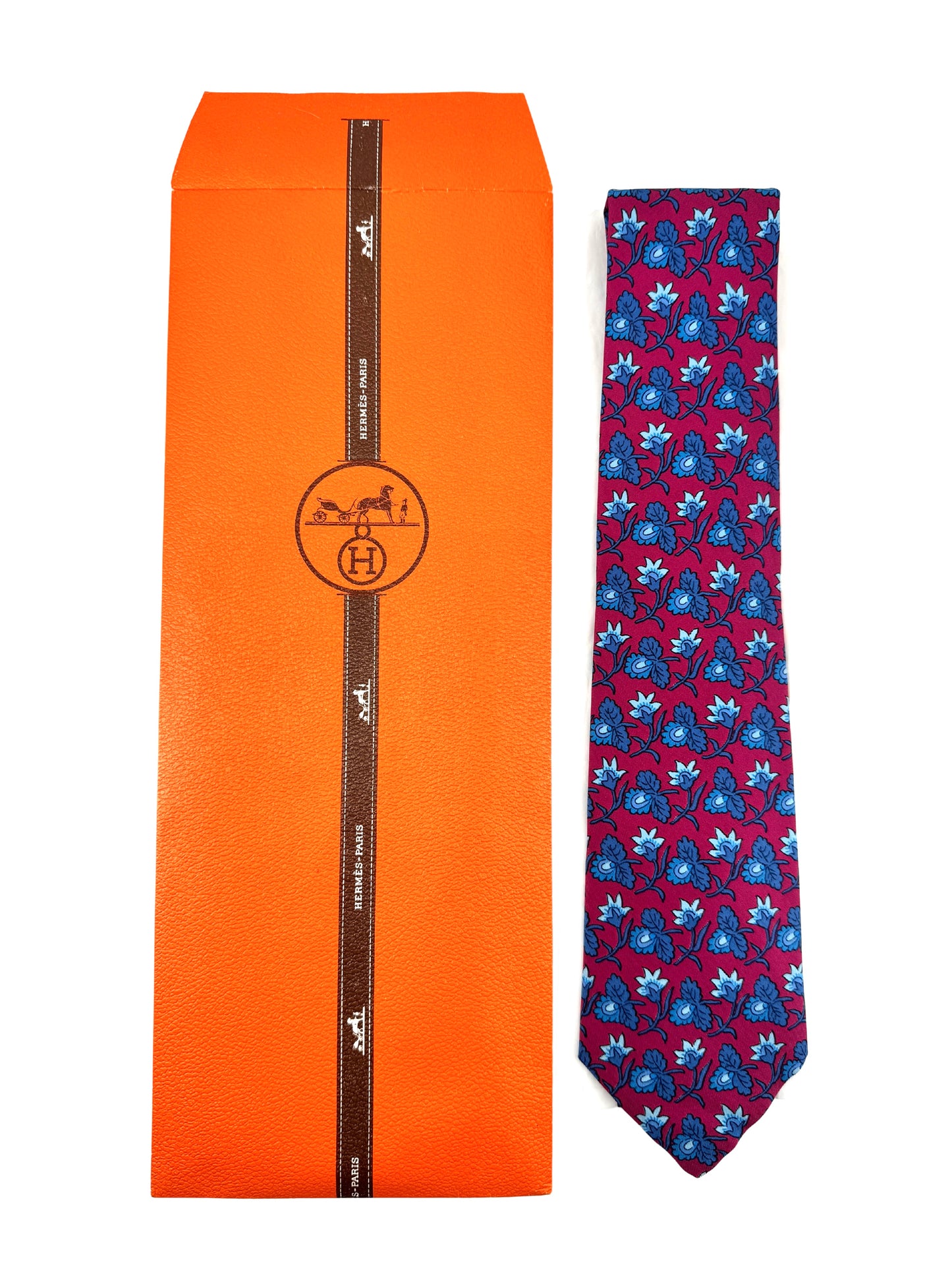 Cravate Hermès en twill de soie – fond bordeaux, motif floral en camaïeu bleu