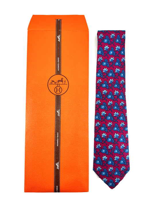 Cravate Hermès en twill de soie – fond bordeaux, motif floral en camaïeu bleu