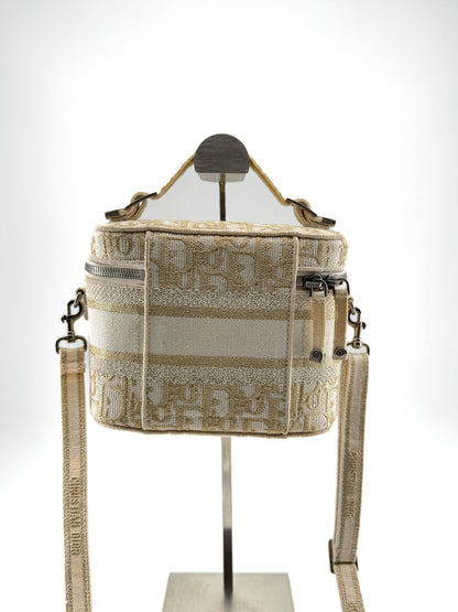 Sac Vanity Christian Dior – Toile Tissée Blanche et Dorée – Élégance Contemporaine et Raffinement Haute Couture
